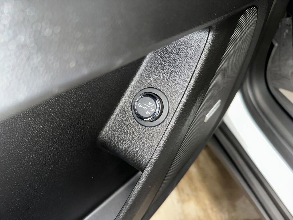 Certified 2023 Chevrolet Traverse RS w/ LPO, Floor Liner Package image 9