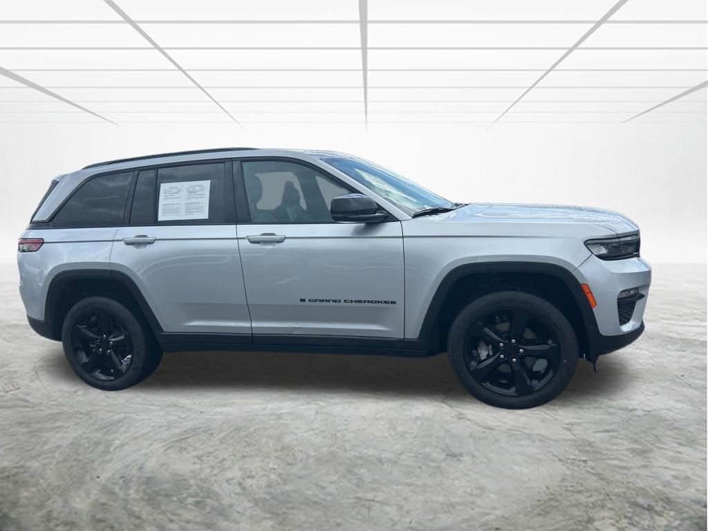 Used 2024 Jeep Grand Cherokee Limited w/ Black Appearance Package RWD image 3