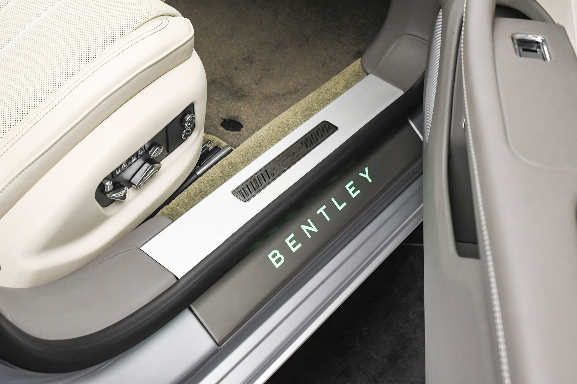 Used 2022 Bentley Flying Spur V8 image 47