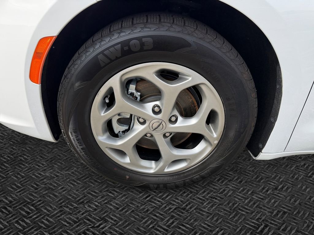 Used 2024 Chrysler Pacifica Limited FWD image 11