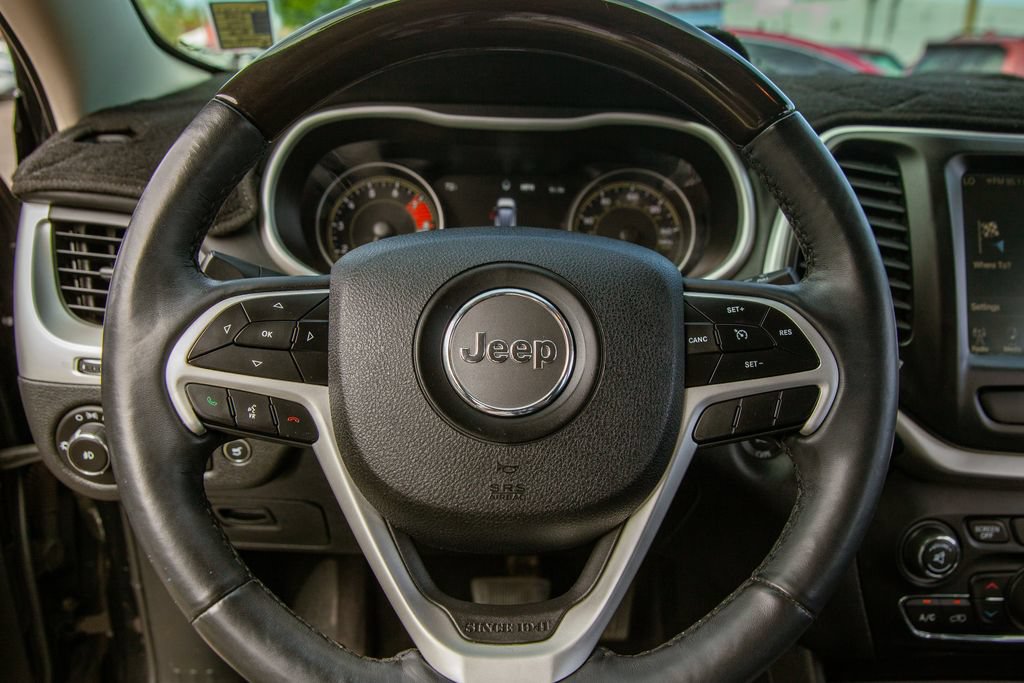 Used 2018 Jeep Cherokee Overland AWD/4WD image 17