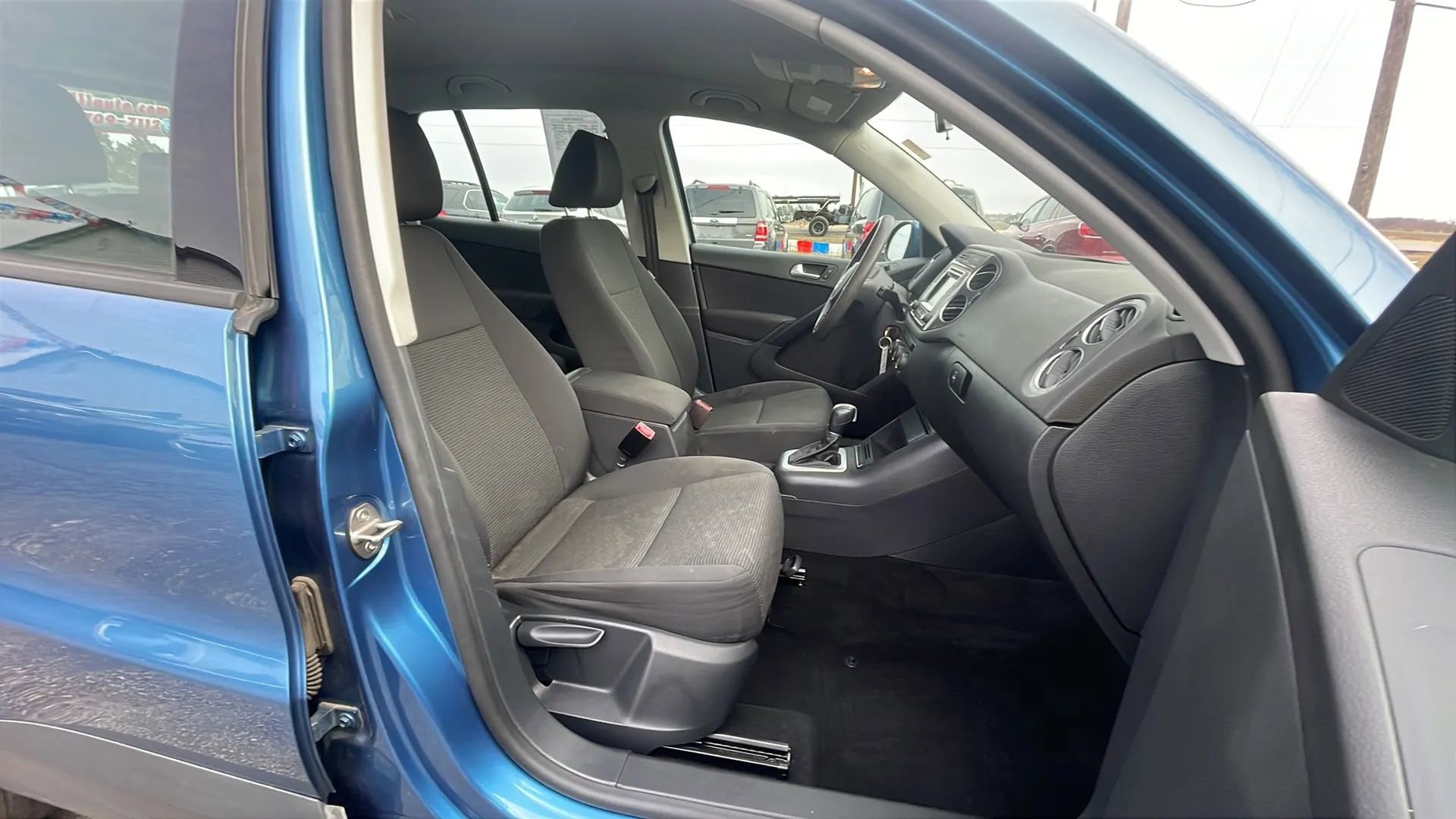 Used 2017 Volkswagen Tiguan Limited w/ Alloy Wheels Package image 25