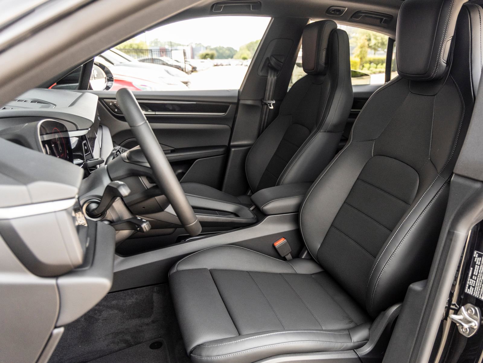 Certified 2025 Porsche Macan Electric image 5