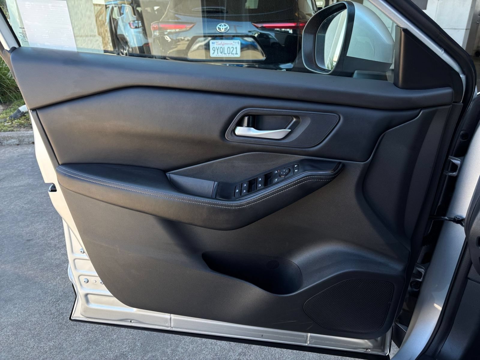 Used 2025 Nissan Rogue SV FWD image 18