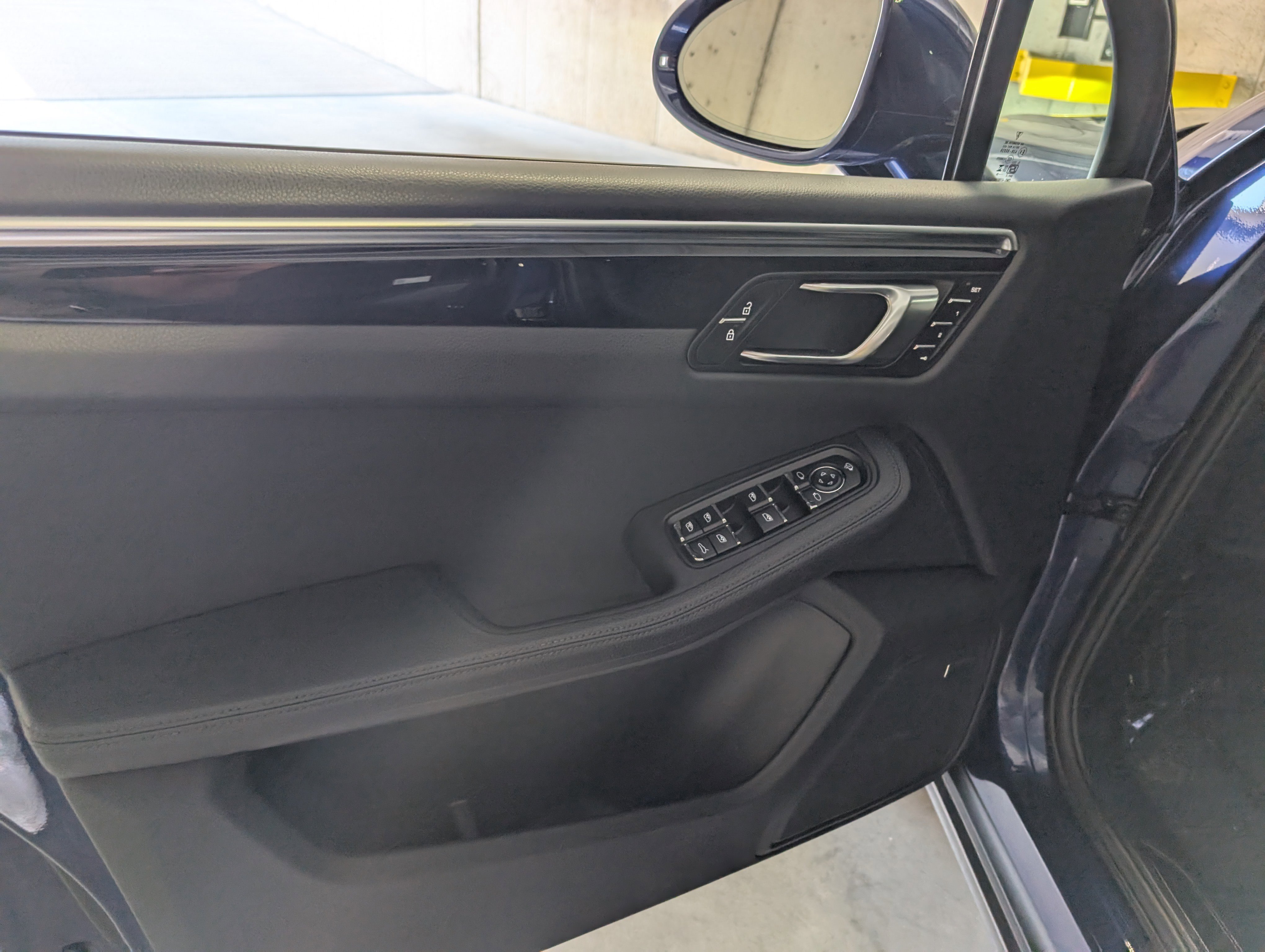 Certified 2024 Porsche Macan image 30