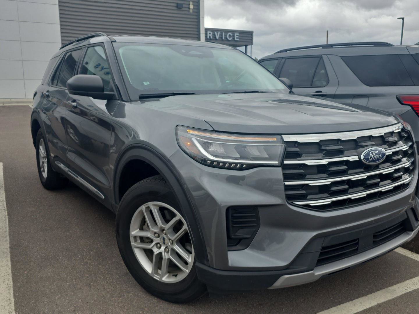 Used 2025 Ford Explorer Active AWD/4WD image 4