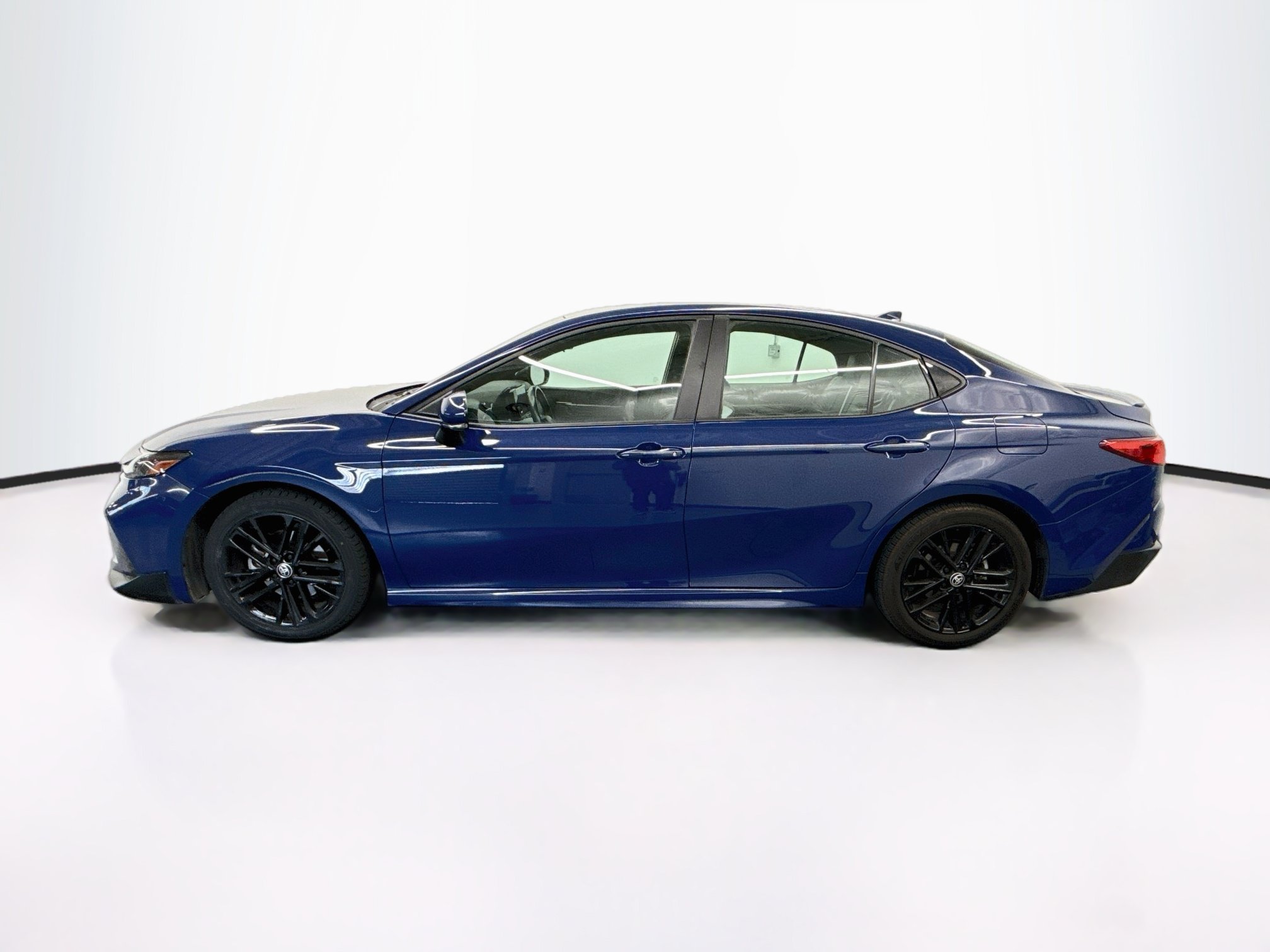 Used 2025 Toyota Camry SE FWD image 4