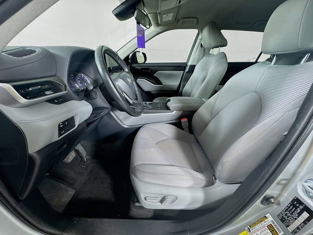 Used 2023 Toyota Highlander LE FWD image 23