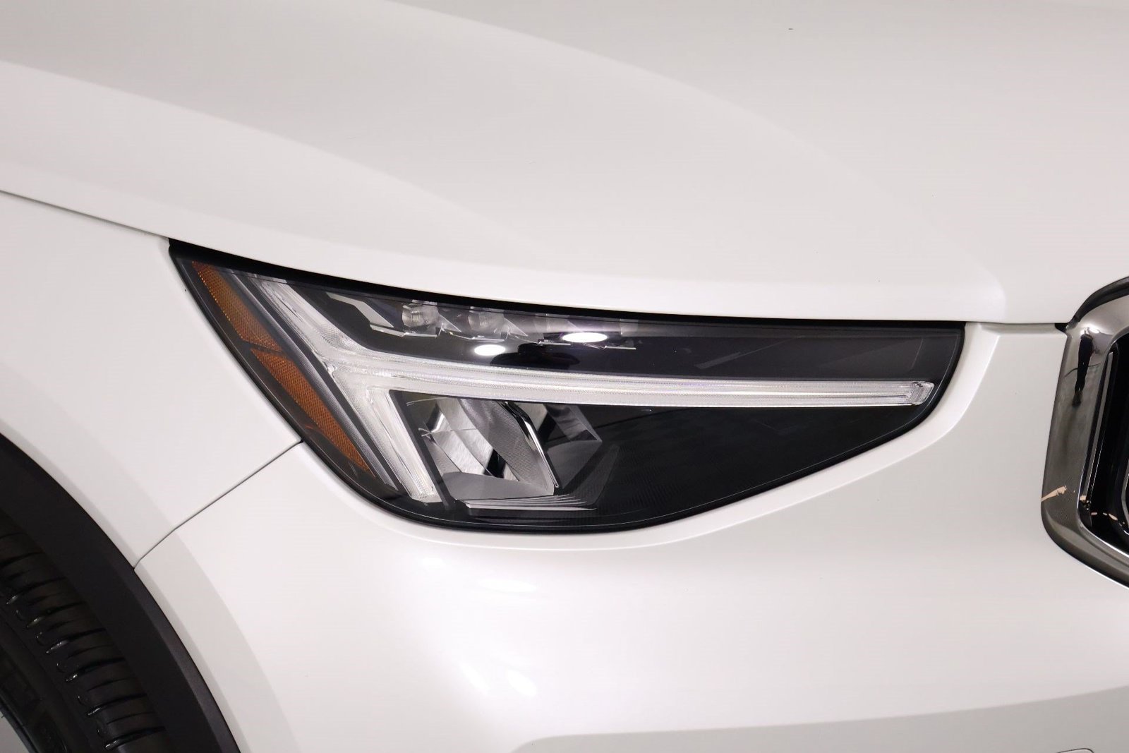 Certified 2023 Volvo XC40 B5 Plus w/ Driver Assist Package AWD/4WD image 26