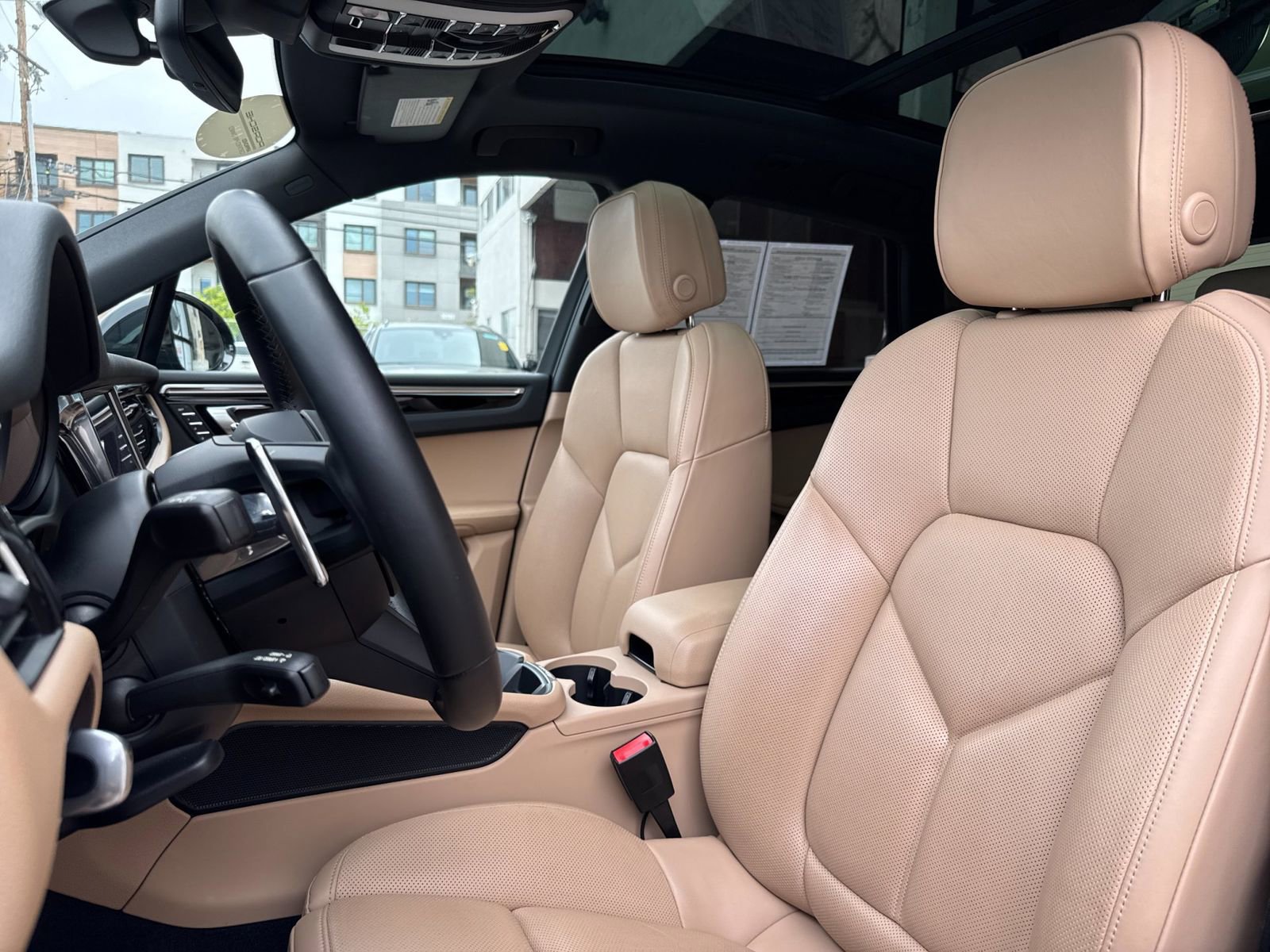 Certified 2023 Porsche Macan image 5