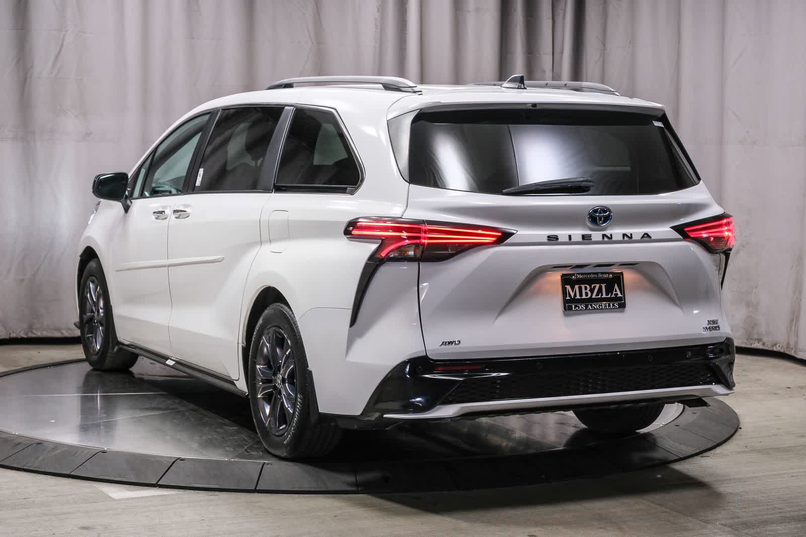 Used 2024 Toyota Sienna XSE w/ XSE Plus Package AWD/4WD image 2