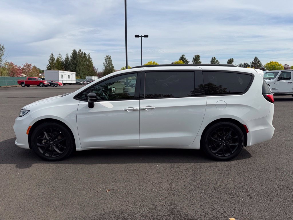 Used 2025 Chrysler Pacifica Limited FWD image 5