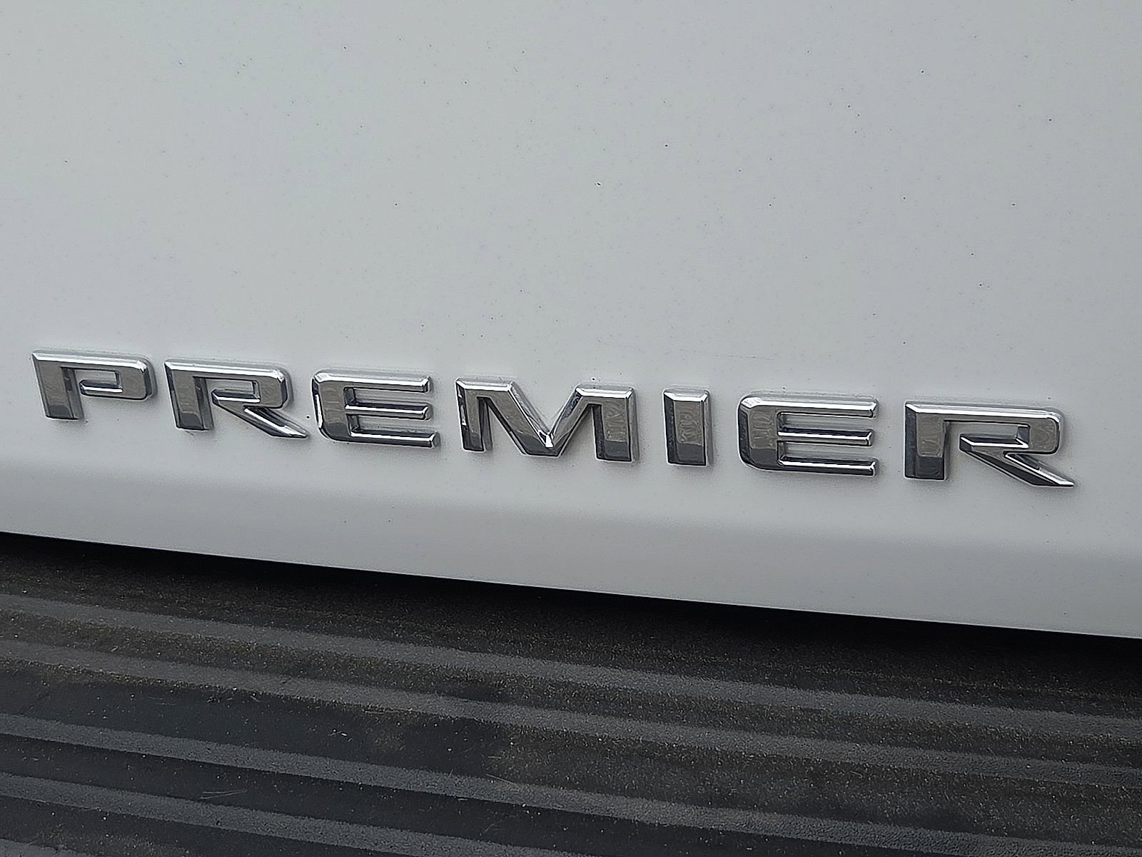 Used 2023 Chevrolet Suburban Premier image 9