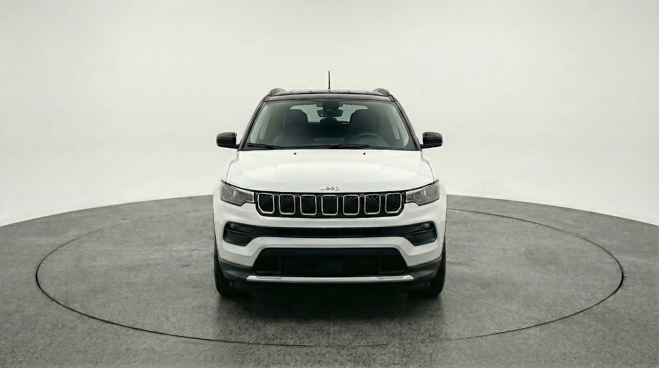Used 2025 Jeep Compass Latitude AWD/4WD image 2