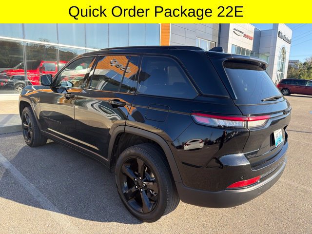 Used 2024 Jeep Grand Cherokee Limited w/ Black Appearance Package AWD/4WD image 9