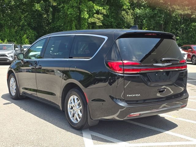 Used 2023 Chrysler Pacifica Touring-L FWD image 3