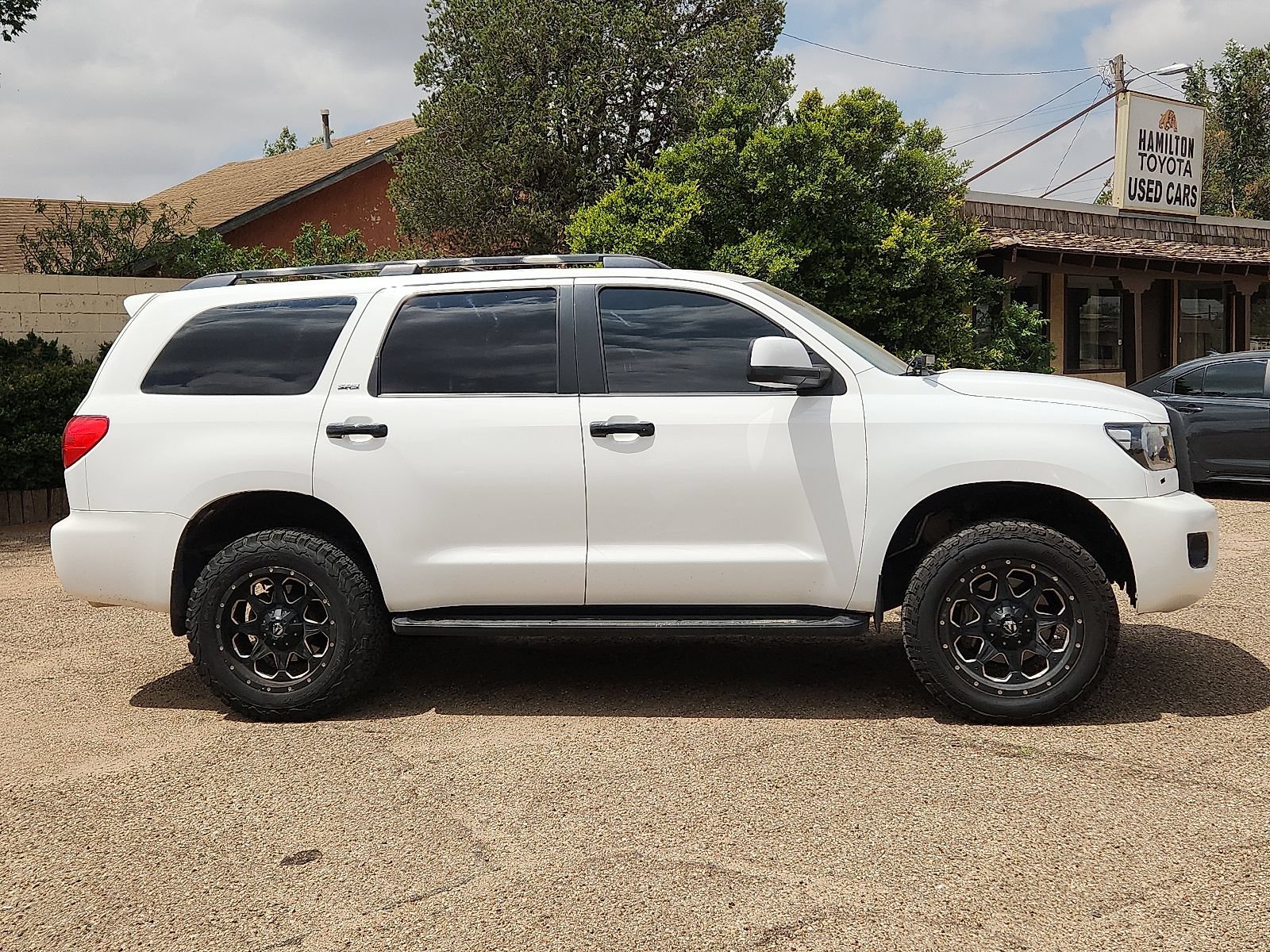 Used 2017 Toyota Sequoia SR5 w/ Sport Appearance Package AWD/4WD image 5