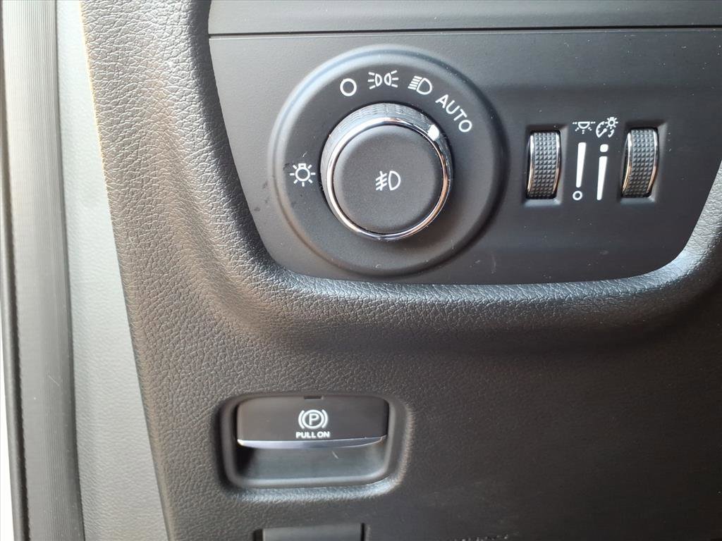 Used 2023 Jeep Grand Cherokee L Limited w/ Black Appearance Package image 21