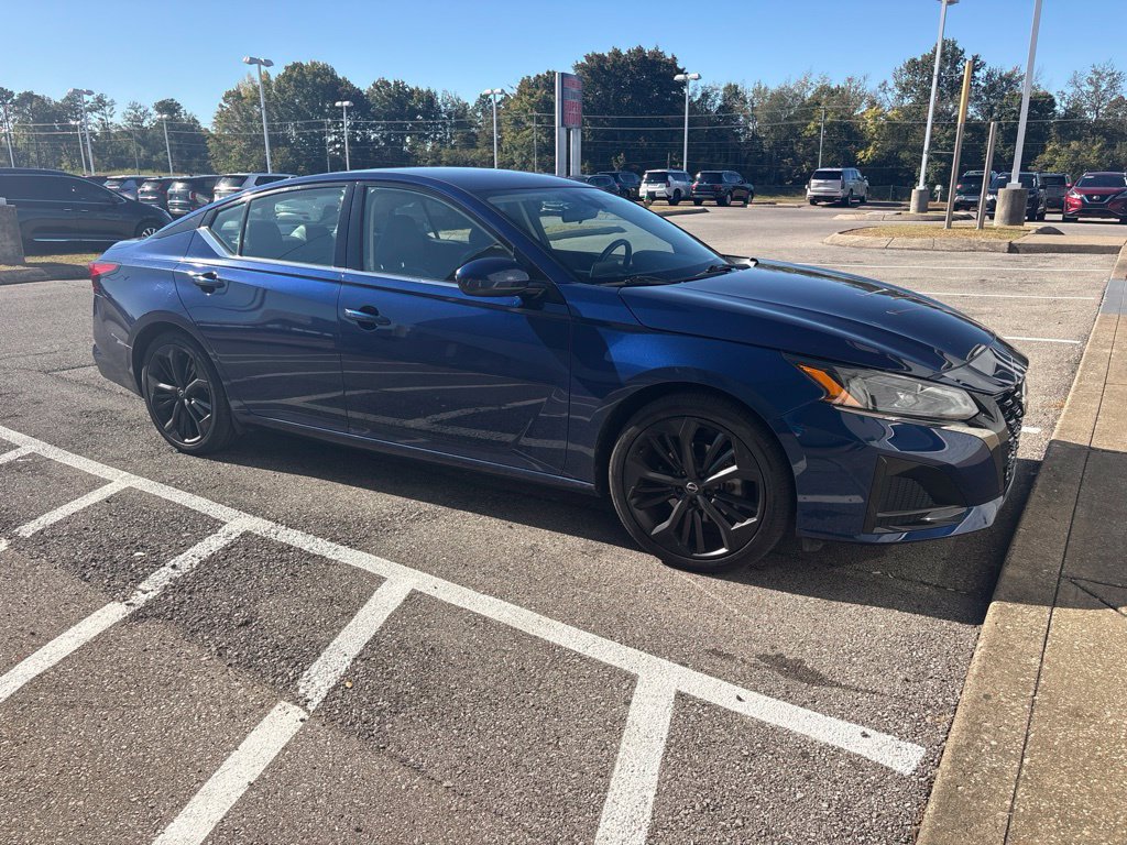 Used 2023 Nissan Altima 2.5 SR FWD image 2