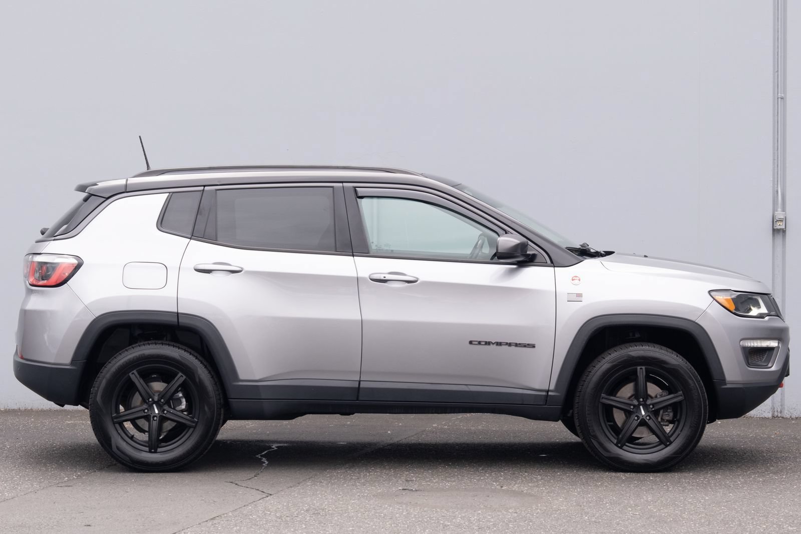 Used 2017 Jeep Compass Trailhawk w/ Leather Interior Group AWD/4WD image 29