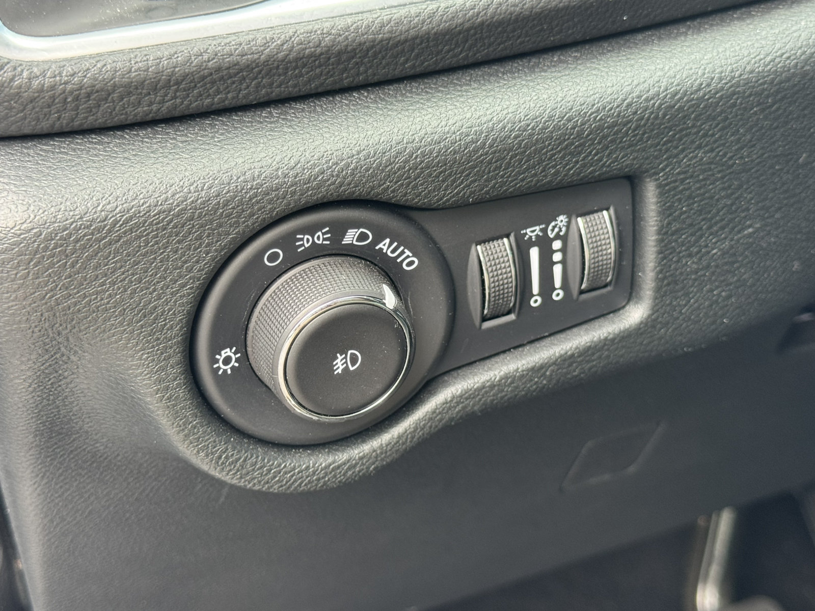 Used 2025 Chrysler Pacifica Limited FWD image 36