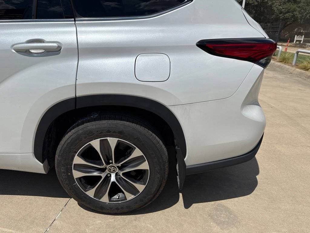 Used 2022 Toyota Highlander XLE FWD image 3