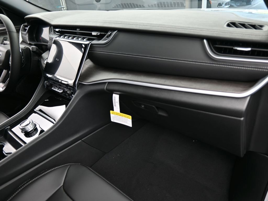 Used 2025 Jeep Grand Cherokee Limited image 38