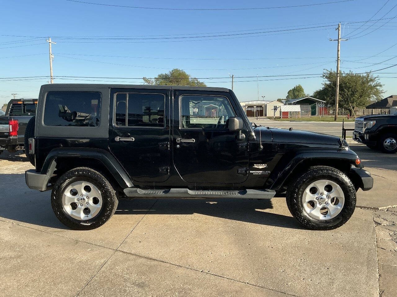 Used 2014 Jeep Wrangler Unlimited Sahara w/ Connectivity Group AWD/4WD image 6