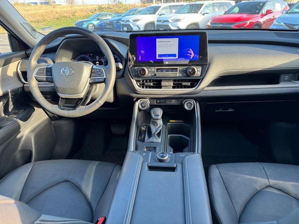 Used 2025 Toyota Grand Highlander AWD image 22