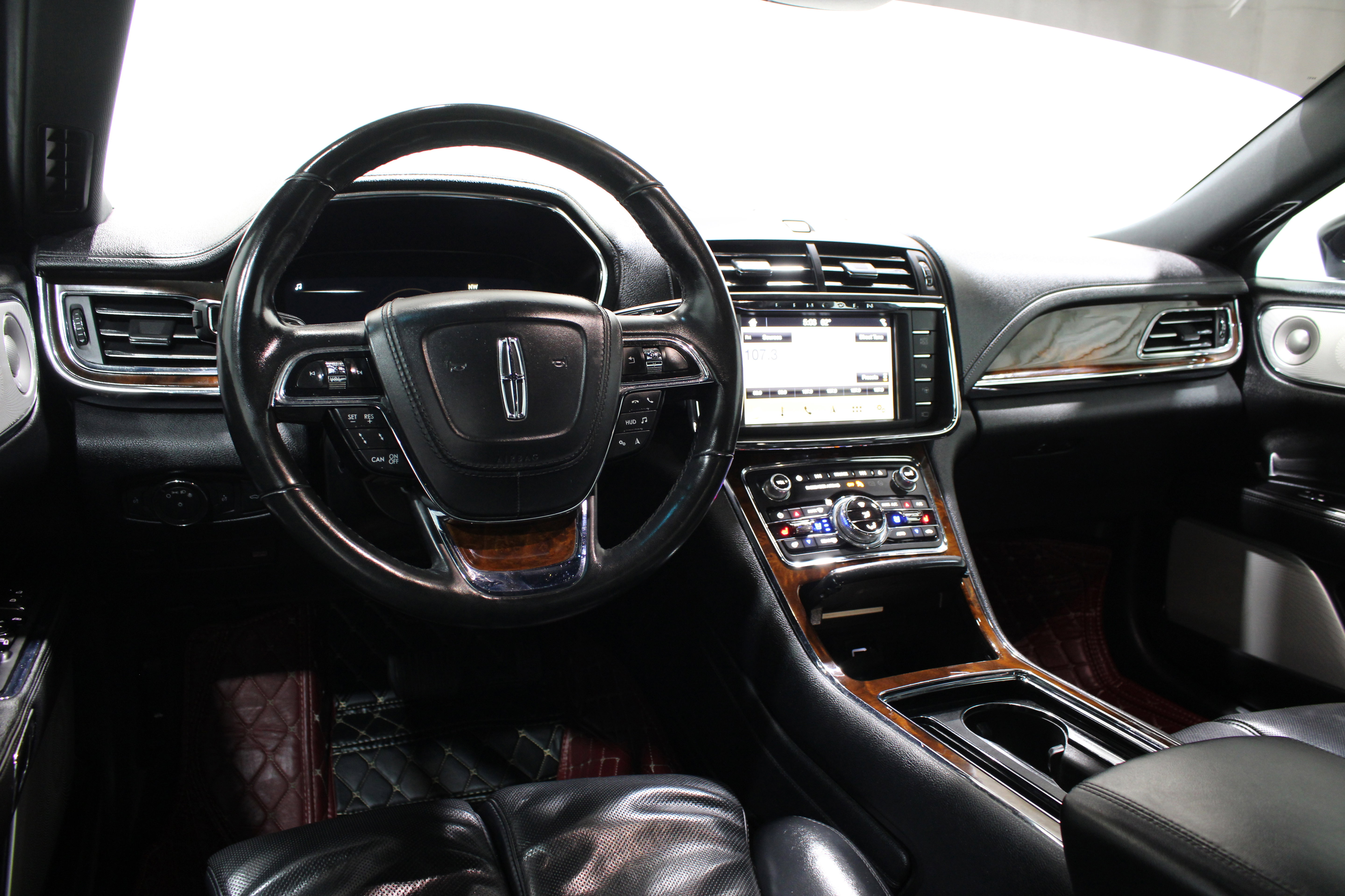 Used 2019 Lincoln Continental Reserve w/ Rear Seat Package FWD image 2