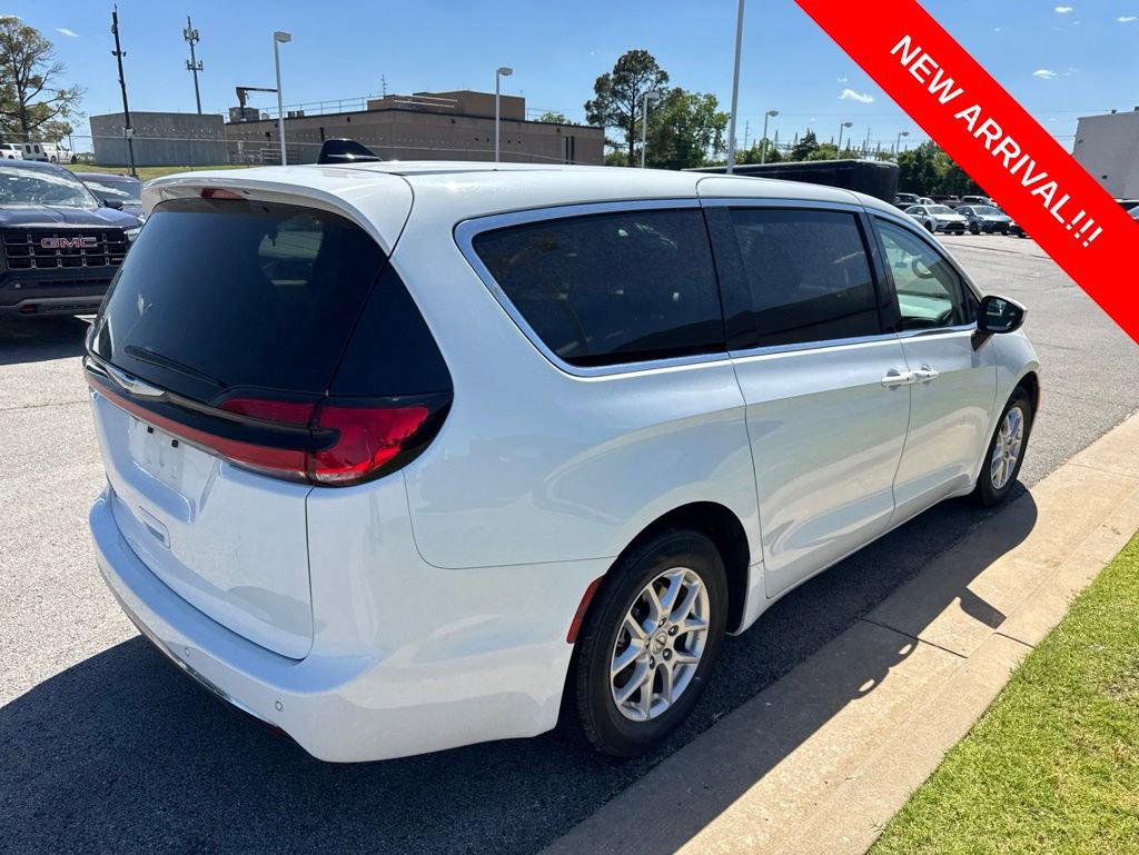 Used 2023 Chrysler Pacifica Touring-L FWD image 4