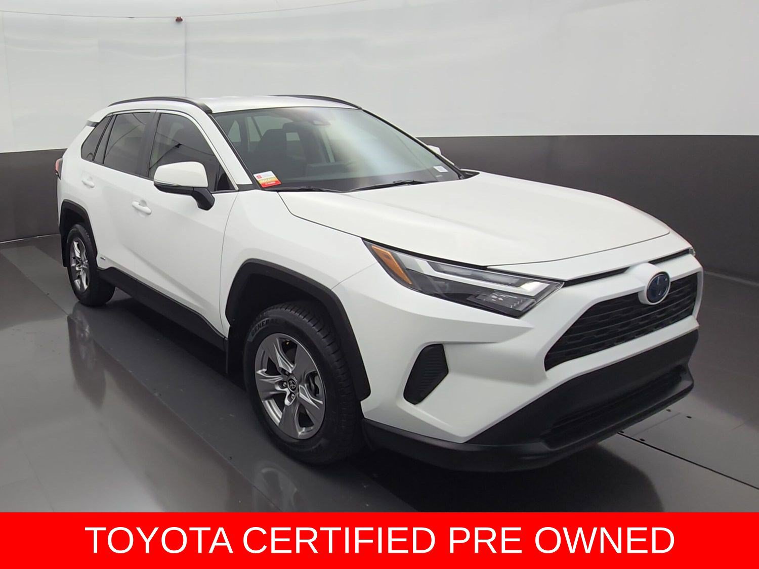 Used 2024 Toyota RAV4 XLE AWD/4WD image 2