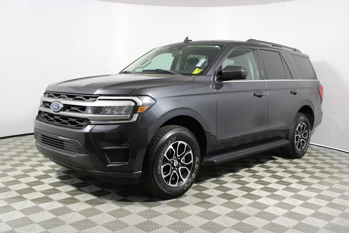 Used 2024 Ford Expedition XLT RWD image 3