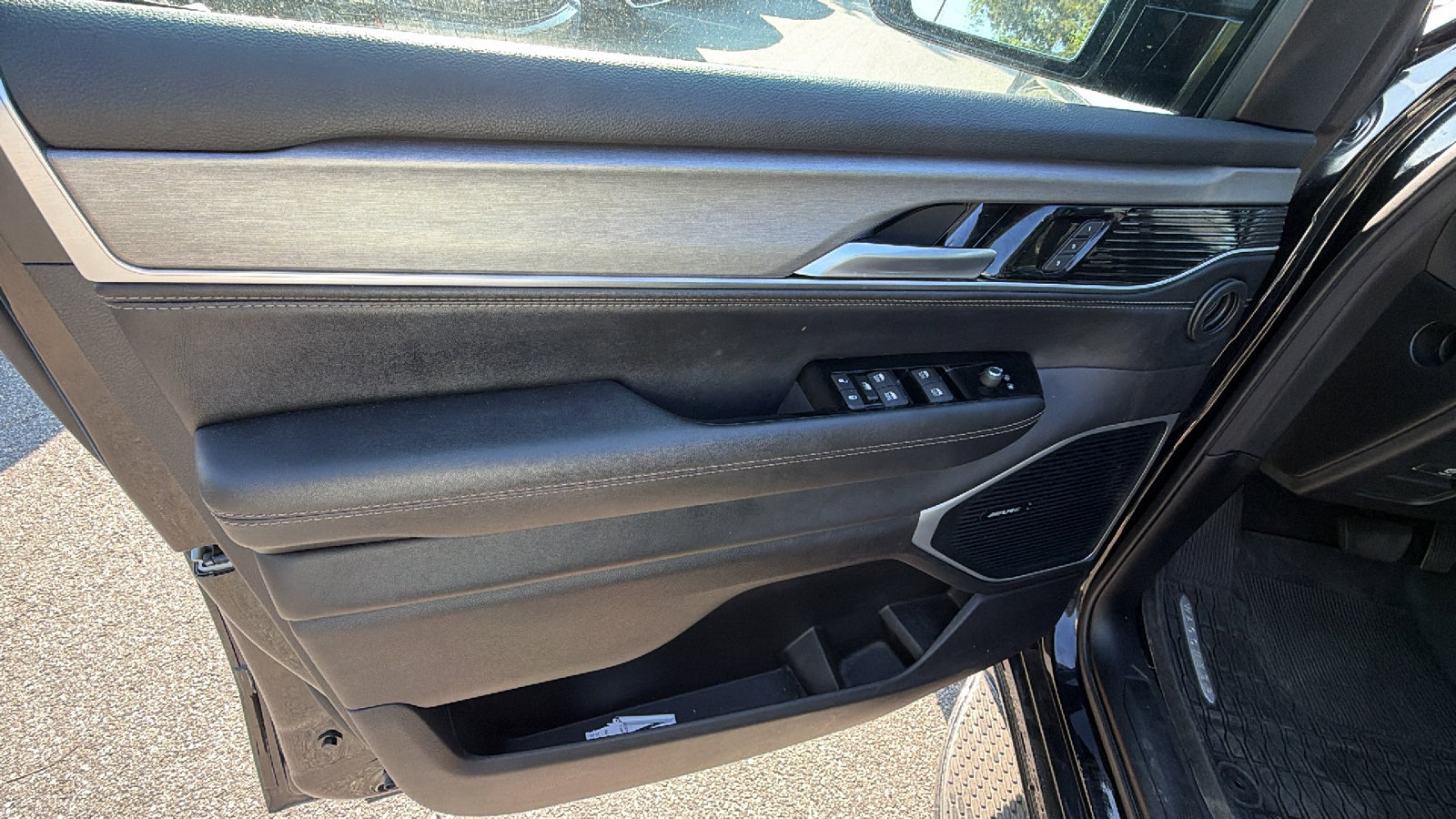 Used 2024 Jeep Wagoneer L Series II AWD/4WD image 14