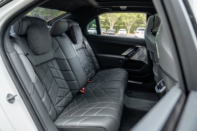 Used 2023 BMW i7 xDrive60 w/ Executive Package 2 AWD/4WD image 41