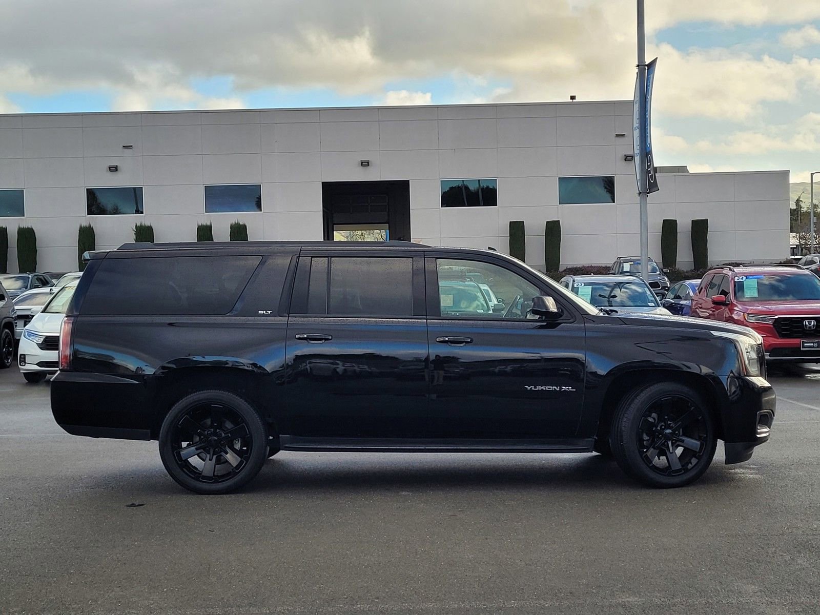 Used 2019 GMC Yukon XL SLT w/ Graphite Performance Edition image 4