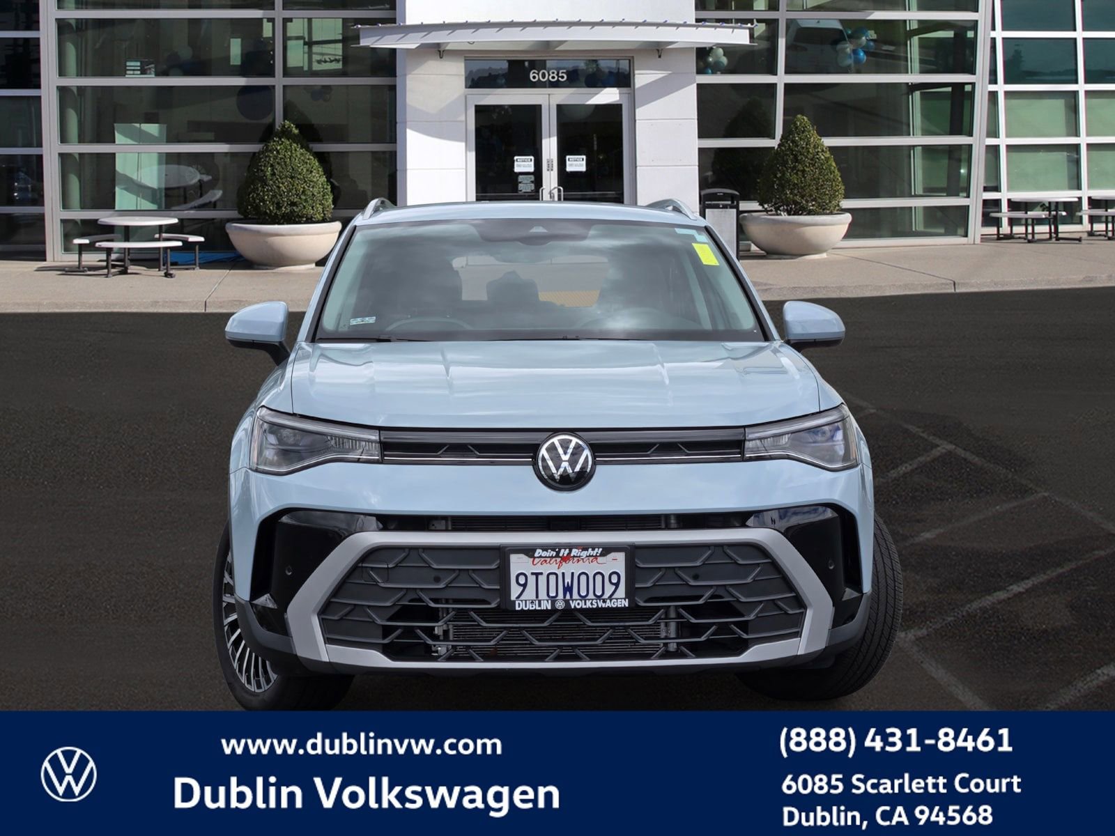 Used 2025 Volkswagen Taos SE FWD image 2