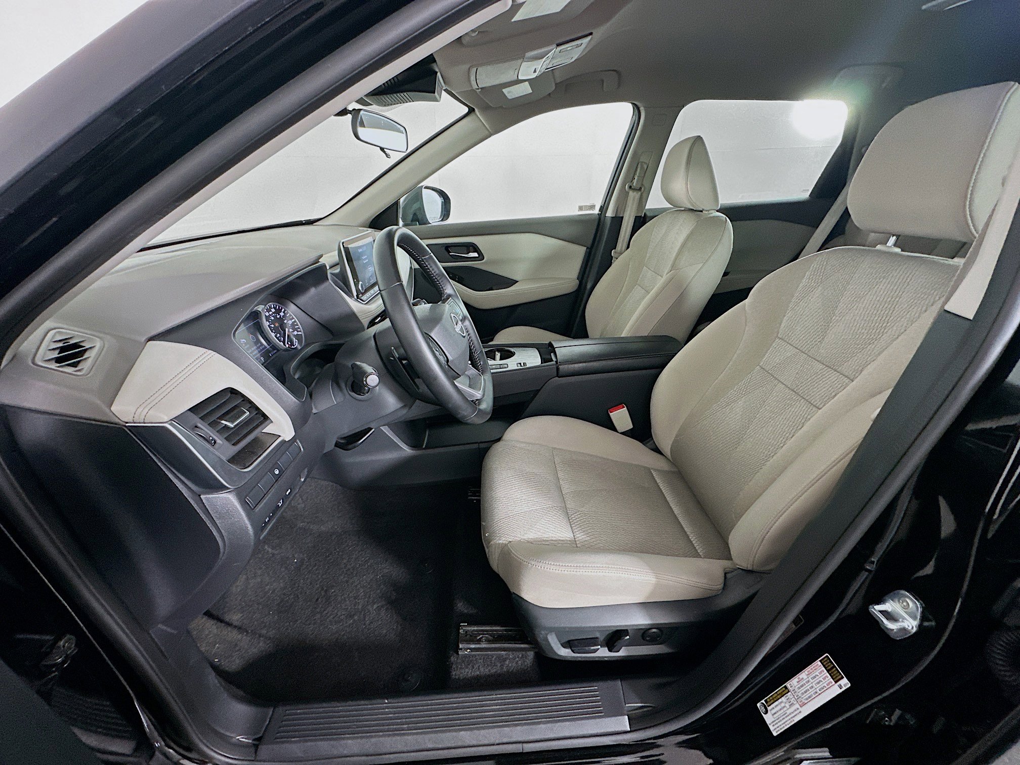 Used 2025 Nissan Rogue SV image 13