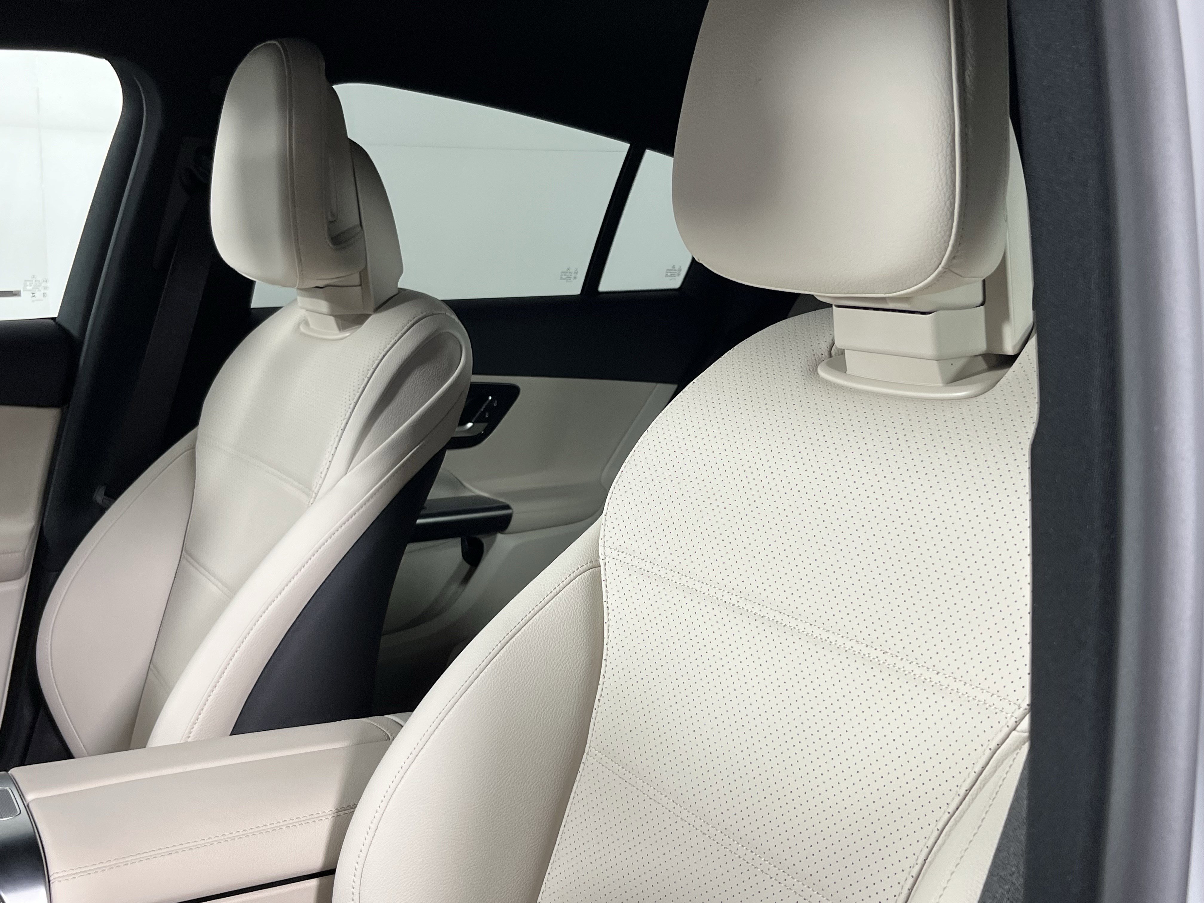 Used 2025 Mercedes-Benz GLC 300 4MATIC image 15