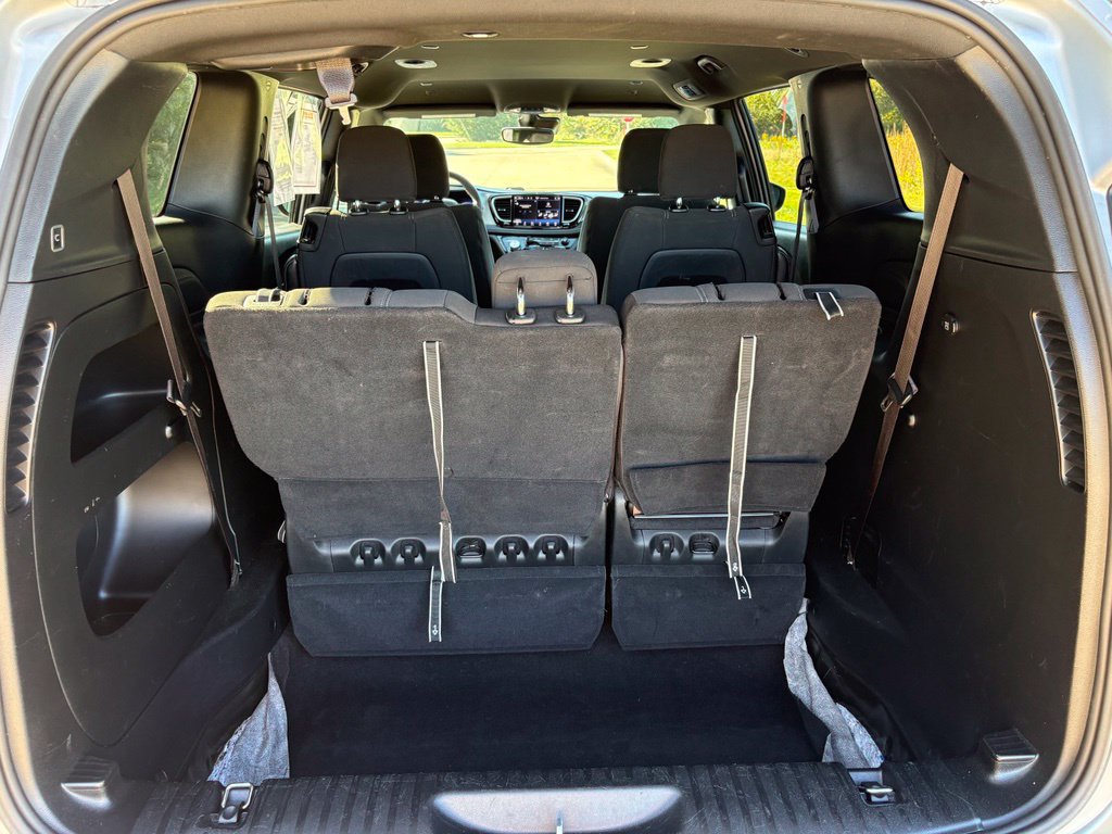 Used 2023 Chrysler Pacifica Touring FWD image 44