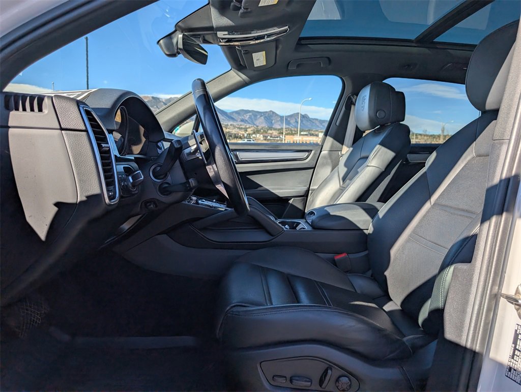 Used 2022 Porsche Cayenne Platinum Edition image 11