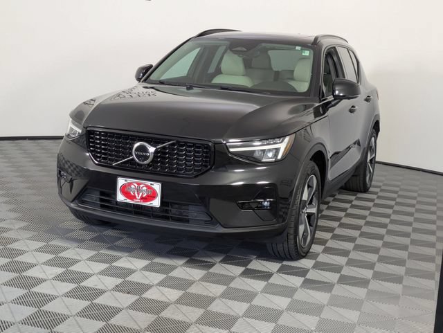 Used 2023 Volvo XC40 B4 Ultimate FWD image 4