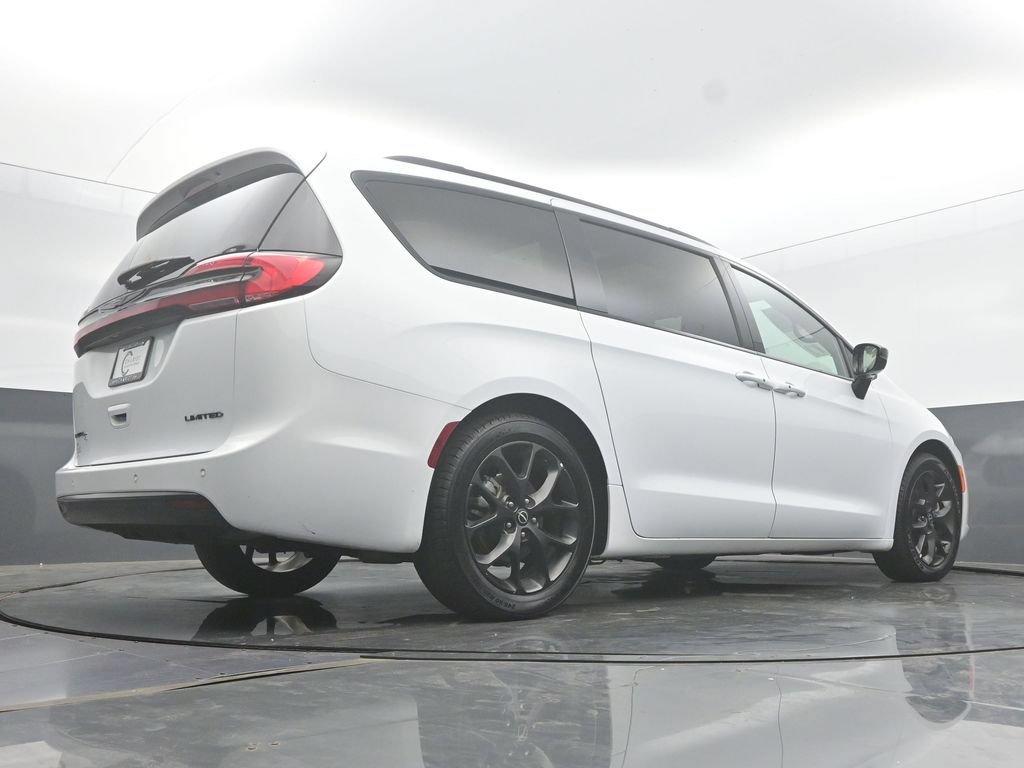 Used 2025 Chrysler Pacifica Limited FWD image 55