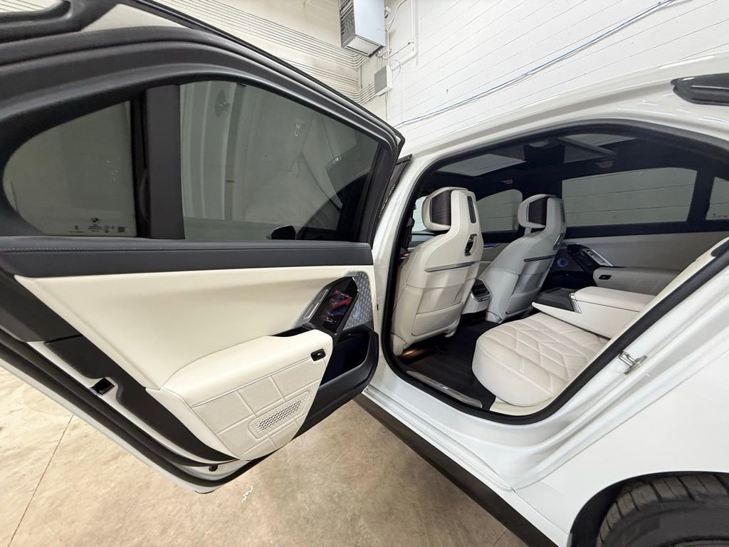 Used 2024 BMW 760i xDrive w/ Premium Package image 40