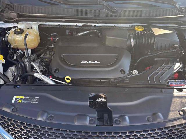 Used 2018 Chrysler Pacifica Limited image 39