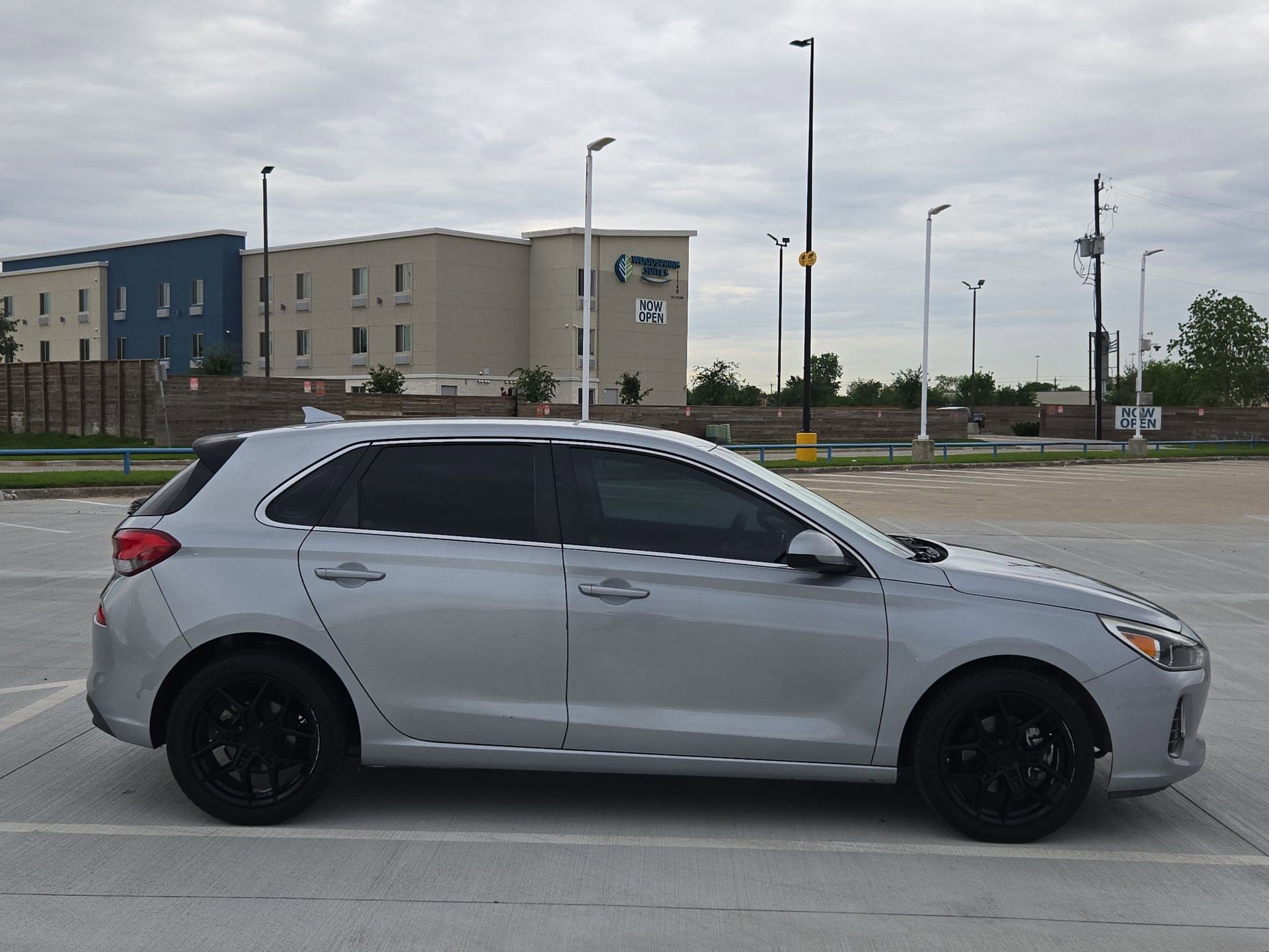 Used 2020 Hyundai Elantra GT image 2