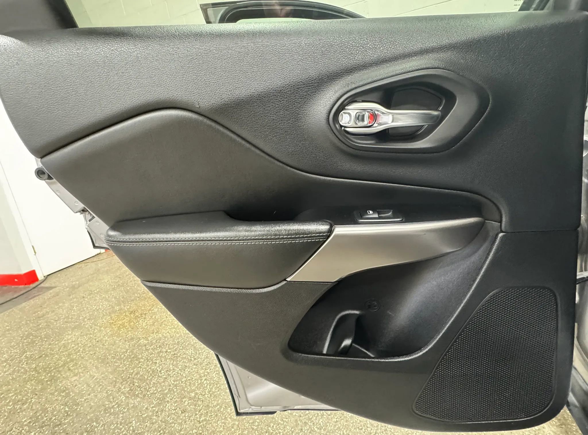 Used 2019 Jeep Cherokee Limited image 23