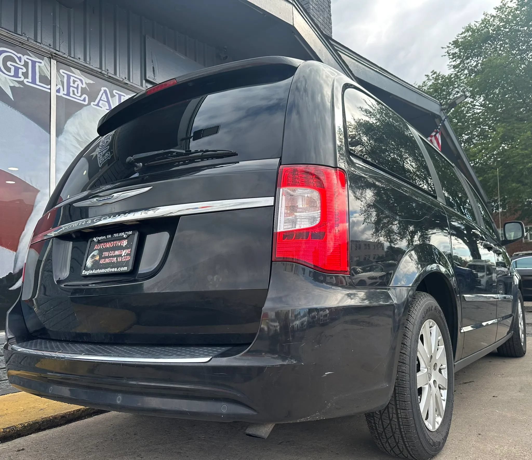 Used 2011 Chrysler Town & Country Touring-L w/ Driver Convenience Group FWD image 3