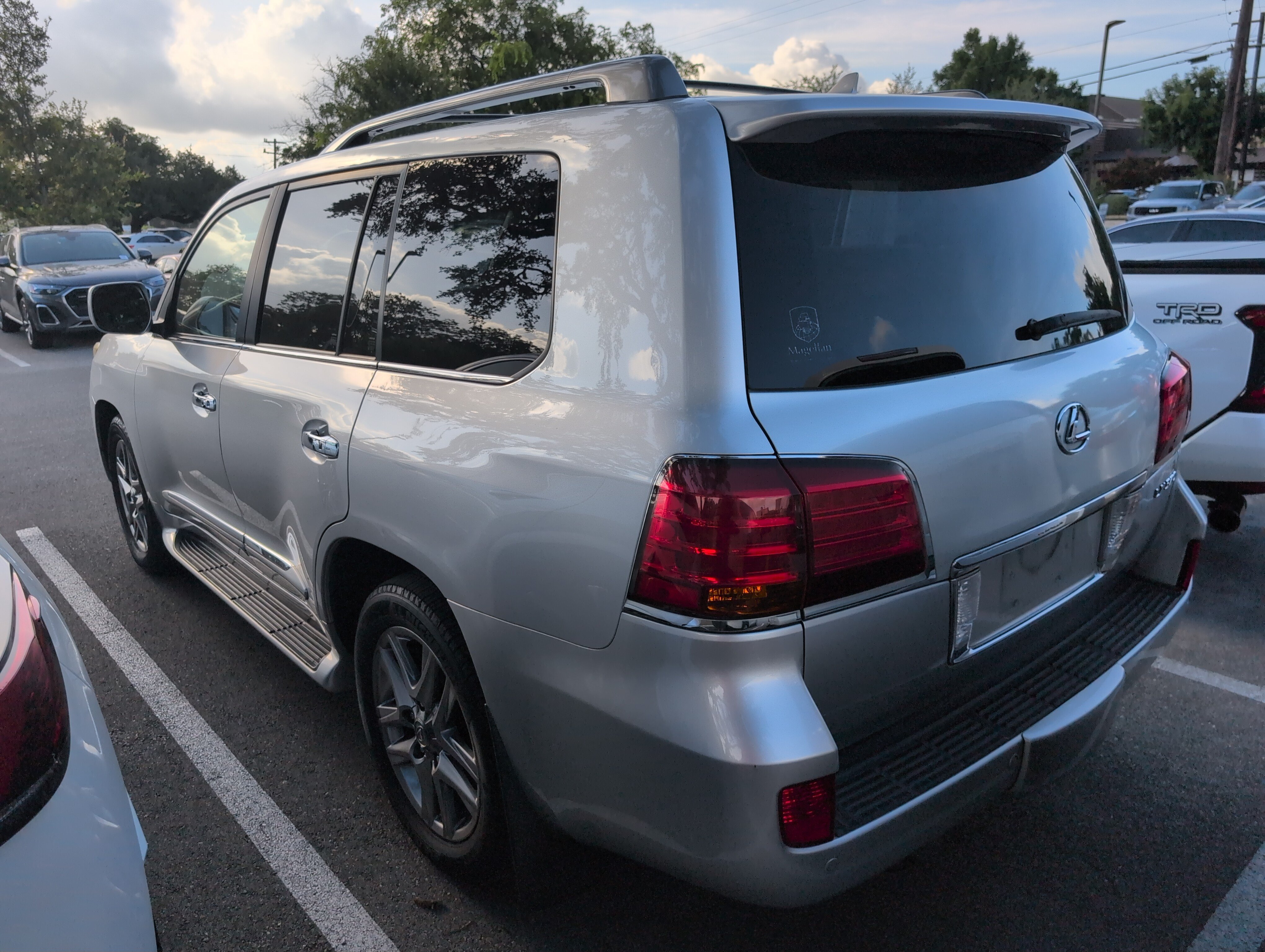 Used 2011 Lexus LX 570 4WD w/ Luxury Pkg image 4