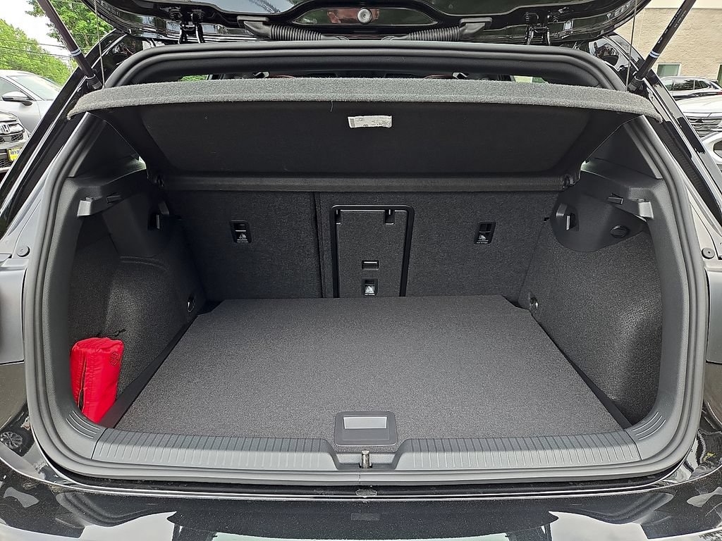Certified 2025 Volkswagen GTI SE FWD image 33